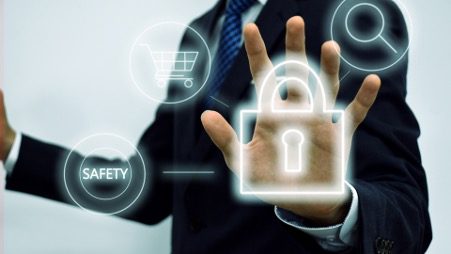 Persona de negocios sosteniendo un candado digital, símbolo de la protección de una marca