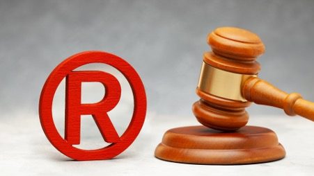 Símbolo de marca registrada junto a un mazo de juez